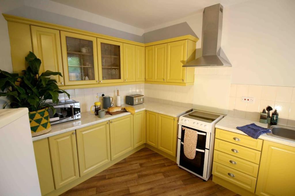 Lincoln Apartment Freshly Renovated Common Views Burton  Esterno foto