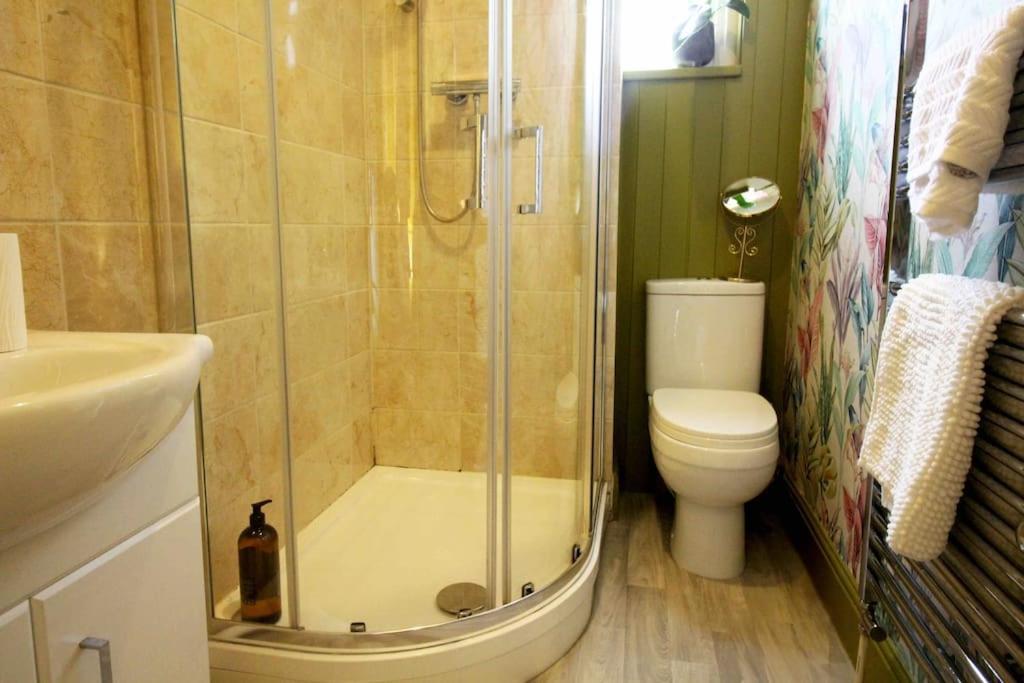 Lincoln Apartment Freshly Renovated Common Views Burton  Esterno foto