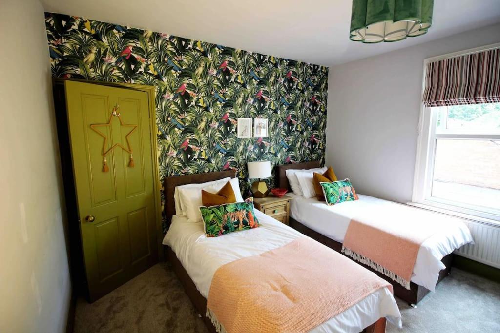 Lincoln Apartment Freshly Renovated Common Views Burton  Esterno foto