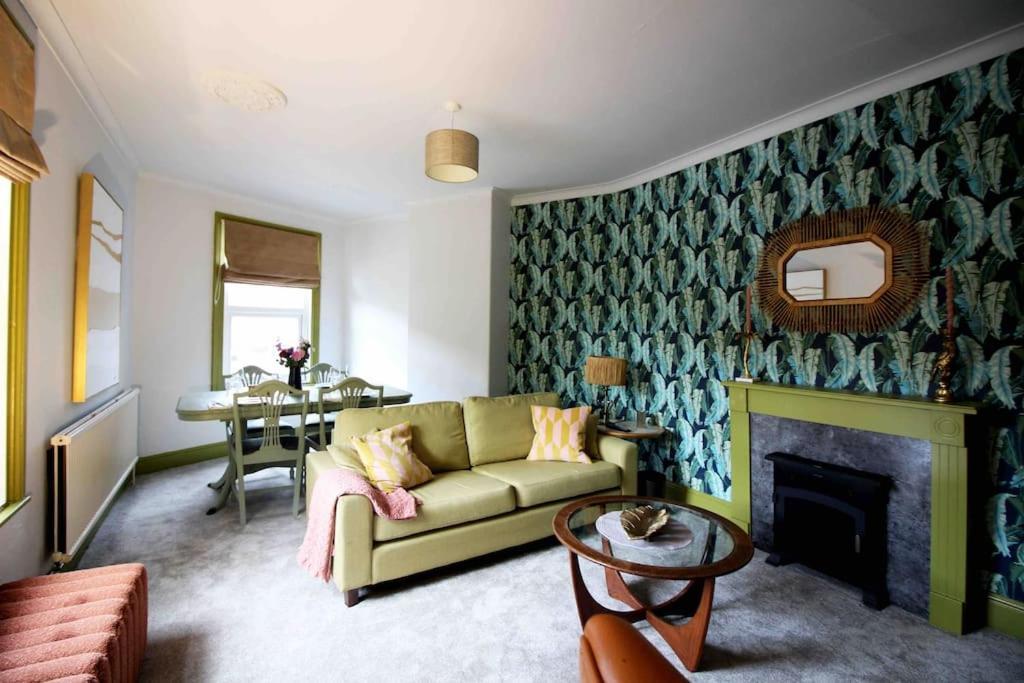 Lincoln Apartment Freshly Renovated Common Views Burton  Esterno foto