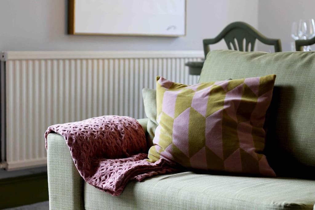 Lincoln Apartment Freshly Renovated Common Views Burton  Esterno foto